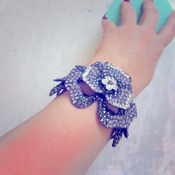 Luxury crystal cuff bracelet. - Picture 6 of 12